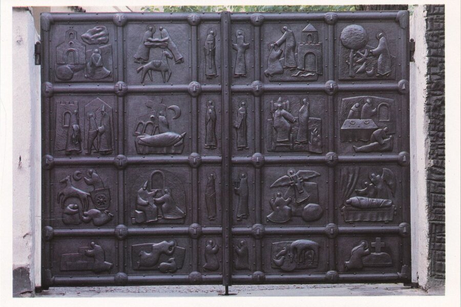 pohlednice s dílem Petra Císařovského: Brána sv. Františka z Assisi (1991-1993); foto: J. Prokop